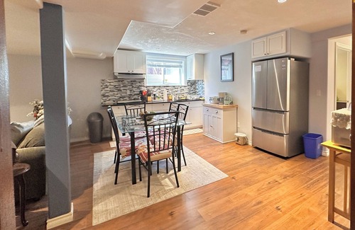 Varsity House | Central Cozy Stay- near C-train, office space, quiet, 2BR, sleeps 6