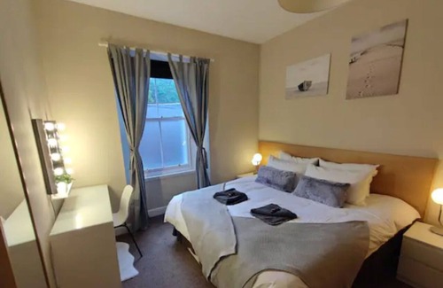 West End Apartment | Central Edinburgh Private Garden With Parking