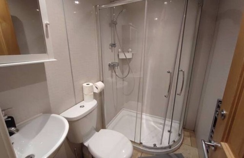 West End Apartment | Central Edinburgh Private Garden With Parking