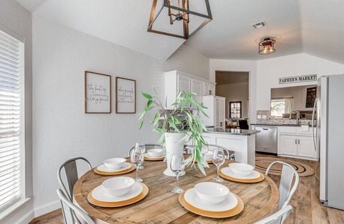 Edmond House | Central Edmond ~Boho, modern style with loft & fire pit in large backyard~