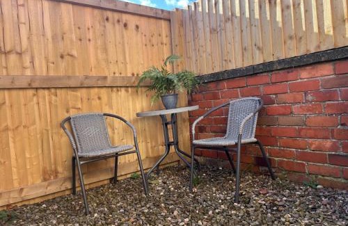Ellesmere House | Central Ellesmere -Sleeps2 - Parking - PetFriendly