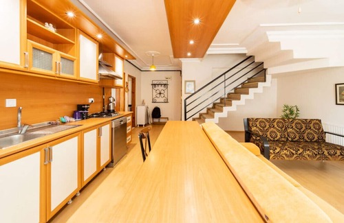 Eski Lara Apartment | Central Flat near Shore in Muratpasa with Terrace