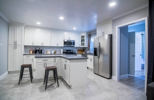 Millbrae House | Central Gem, Chic Retreat: 8BR/5.5BA Large Home in Milbraen