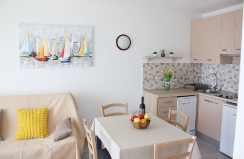 Necujam Apartment | Central Gem: Sea-View Hideaway + Parking