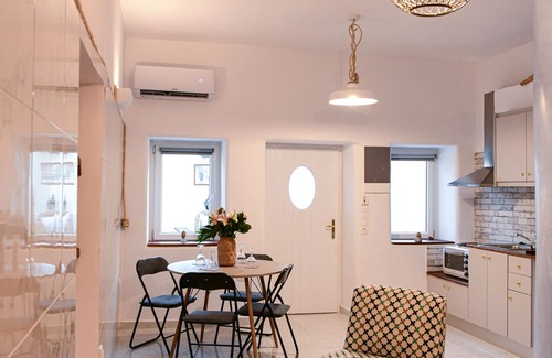 Imerovigli Apartment | Central Home in Imerovigli
