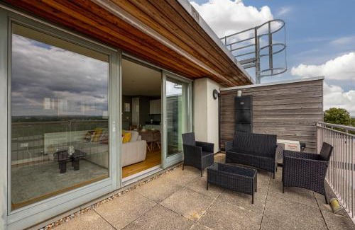 Bedford Apartment | Central Lux Penthouse with Balcony, Terrace & Prking