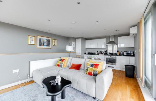 Bedford Apartment | Central Lux Penthouse with Balcony, Terrace & Prking