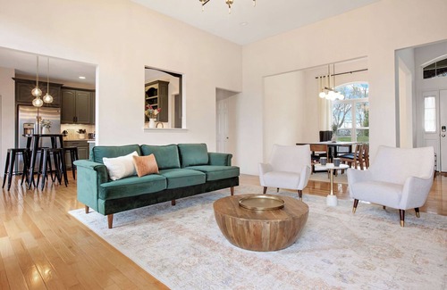 Augusta House | Central Luxe 5br Home - Hot Tub & Views - 🥂 🍷n