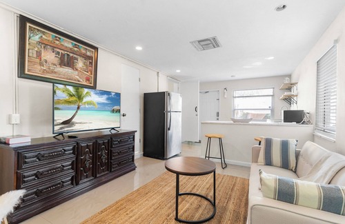 Golden Glades Apartment | Central Miami One Bedroom
