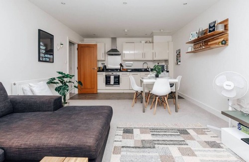 Henley Apartment | Central Modern Flat Sleeps 6 - Dedicated Parking - From 125 Per Night