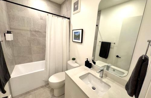 Lower Lonsdale Apartment | Central Moodyville Retreat