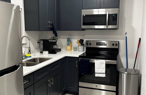 Oak Ridge Apartment | Central Orlando Private Suite With a Full kitchen and "living room"
