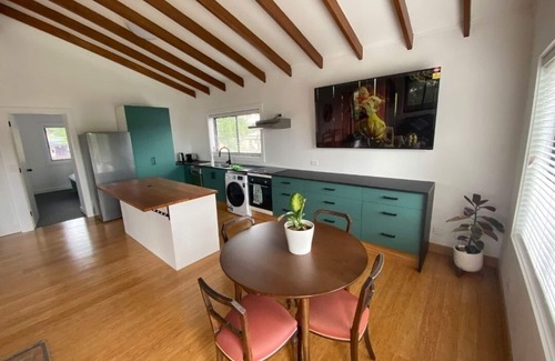 Armidale Apartment | Central South Armidale unit, 2 bedroom, walk to town, modern + renovated