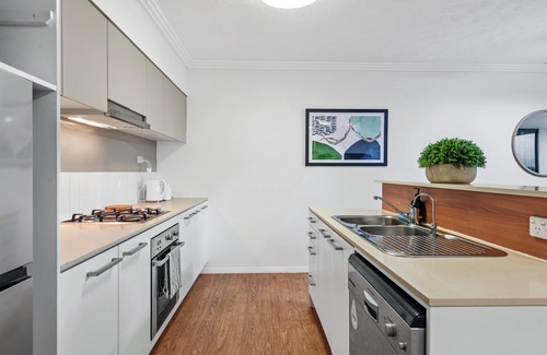 Woolloongabba Apartment | Central & Spacious! 2Bed/2Bath/1Car ~ Gabba