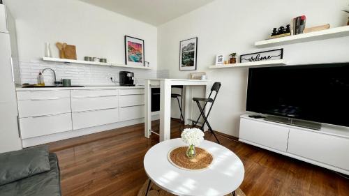 Radvan Apartment | Central Suites Bystrica 2 I 24hr Self Check-in l Free Wi-Fi & Parking