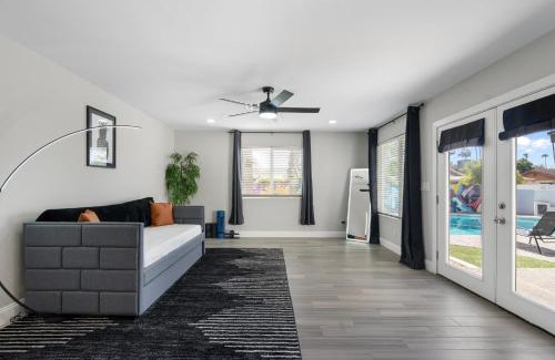 Evergreen Apartment | Central Tempe Gem Mural Art Garage Near Freeway