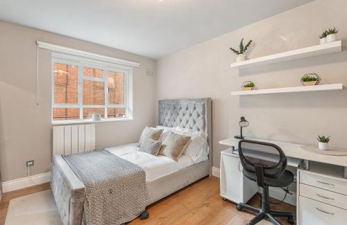 Stepney Green Apartment | Central Whitechapel - Steps from Station & Sights!