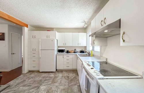 Downtown Gatineau House | Centrally located, 5BR Bungalow