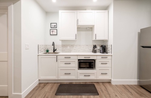 East Side House | Centrally located East Vancouver Studion(In-suite laundry)n