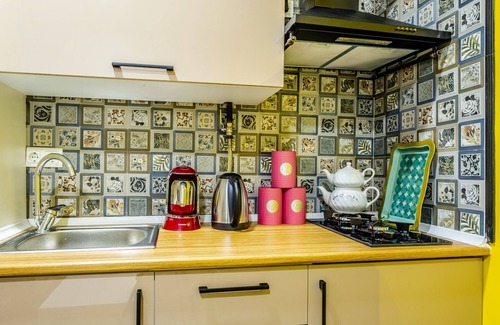 Uskudar Apartment | Centrally Located Flat with Balcony in Uskudar