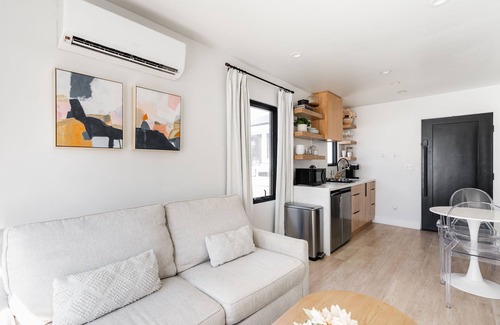Talmadge House | Centrally Located Guest House with Private Patio