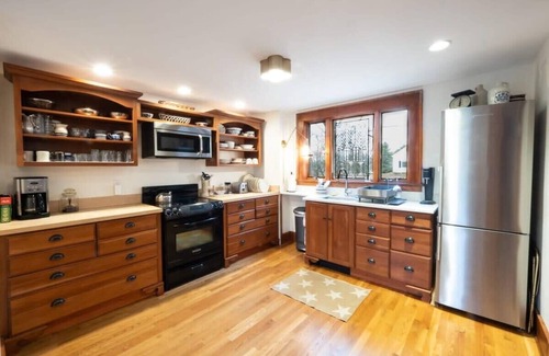 Lee House | Centrally Located Historical Home