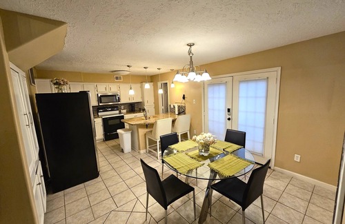 Northeast Houston House | Centrally located Houston Retreat! Sleeps 8, 10 Min to Downtown, Free Parking!