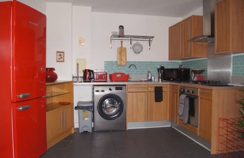Bromley South Apartment | Centrally Located in Islington. 4 mins walk to station 1 stop to Kings Cross Stn