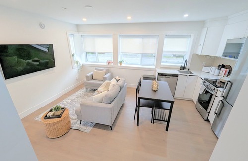 Knight House | Centrally located, modern, clean, 2 bedroom suite! Kid Friendly!
