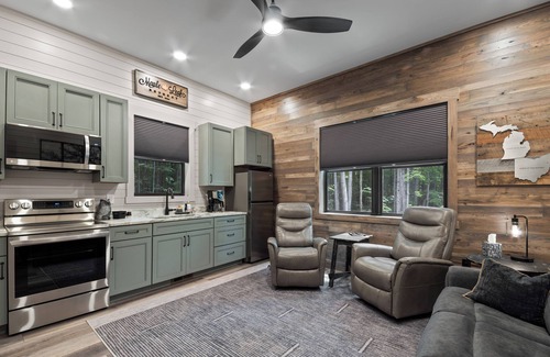 Elmira House | Centrally located newly built barndo, AC & WIFI