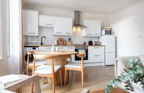 Homerton Apartment | Centrally located Scandinavian high quality design. 2 min walk to station