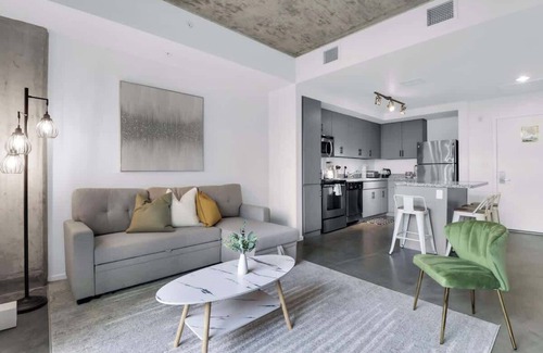 Evans Churchill Apartment | Centric 1BR In HEART of DTPHX Free Garage Parking