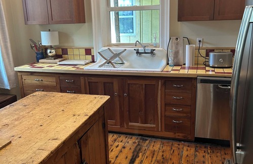 Orangeville House | Century home 3 bed with Gas Fireplace/fenced yard and 5 minute walk to Broadway