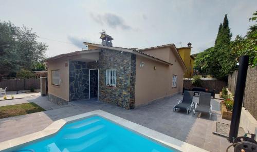 Sant Antoni de Vilamajor House | Cerca de Barcelona, y entre tres Parques Naturales, casa de 4 habitaciones y 2 baños con piscina, barbacoa y chimenea