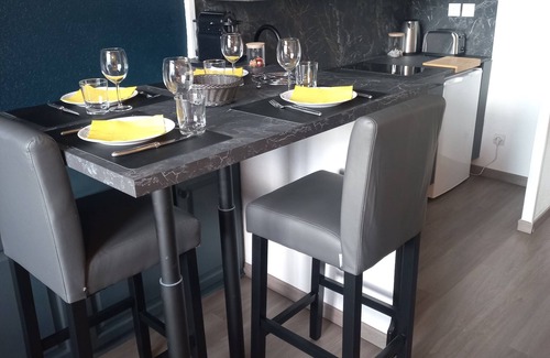 Uriage-les-Bains Apartment | Château D'uriage: Studio Atypique à 20 min de Grenoble et a 20 min de Chamrousse