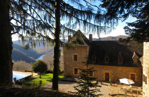 Bassignac-le-Bas Bed & Breakfast | Château de Chauvac - Chambres et table d'hôtes avec vue sur la rivière