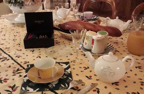 Saint-Julien-de-l'Escap Bed & Breakfast | Château de varaize
