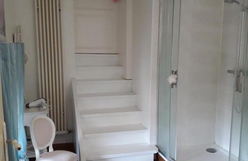 Saint-Julien-de-l'Escap Bed & Breakfast | Château de varaize