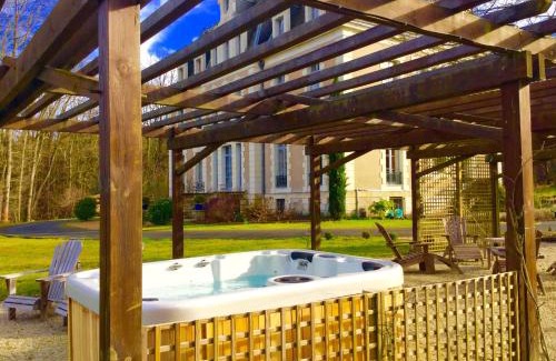 Les Essards Bed & Breakfast | Château des Essards avec piscine et jacuzzi