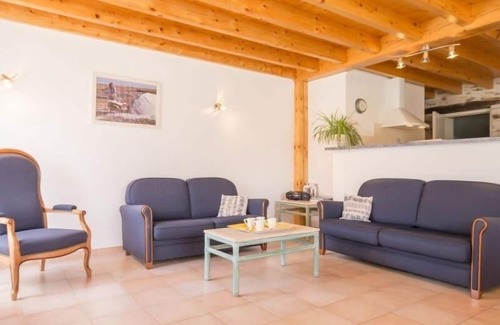 Saint-Philbert-de-Grand-Lieu Cottage | Charming Cottage on Organic Vineyard, Near Nantes with Bikes & Wi-Fi