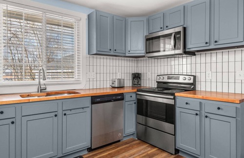 Hadley - Washington Condo | CH714 ~ New Listing ~ Clean, No Frills, Efficiency ~ Comfortable and Near Downtown ~ Free Parking