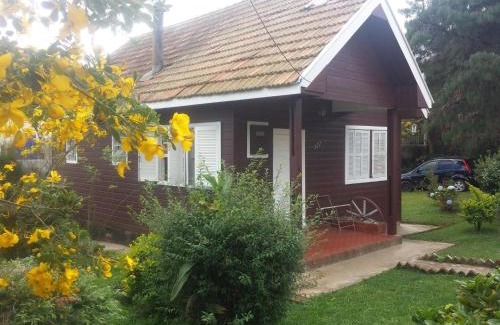 Abernessia House | Chale de Madeira - Lareira e Fogueira-lindo gramado com mesa para café da manhã, churrasqueira e fogueira