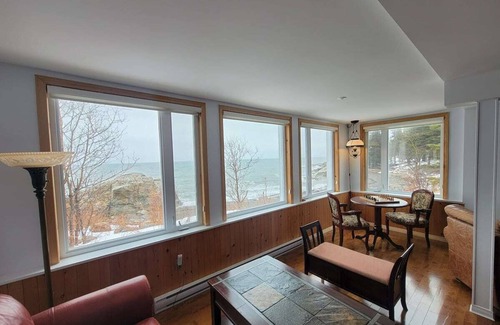 Saint-Simon Ski Chalet | Chalet Douillet Avec Foyer, Directement sur le Bord du Fleuve, à 15 min du Bic !