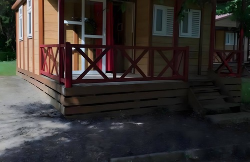 Bretagne-d'Armagnac RV Rental | Chalet 'Club 5 Personnes 89' with Private Terrace, Private Garden and Wi-Fi