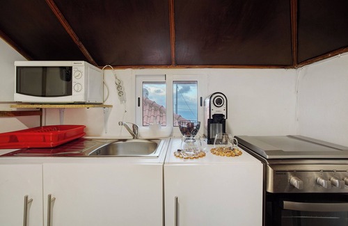 Sao Jorge Ski Chalet | Chalet 'Luci's House' with Sea View, Private Terrace and Wi-Fi