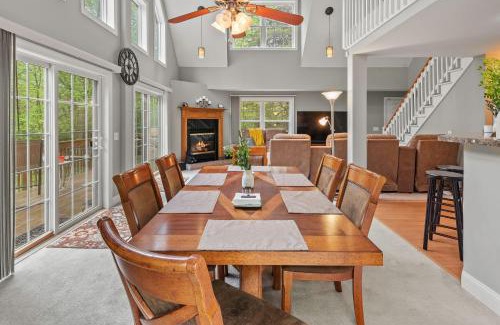 Lake Harmony Estates Ski Chalet | Chalet on Chalet by AvantStay Bright Cabin w Deck Fire Pit Near Lake