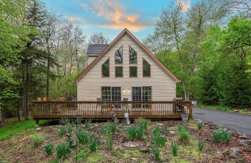 Lake Harmony Estates Ski Chalet | Chalet on Chalet by AvantStay Bright Cabin w Deck Fire Pit Near Lake