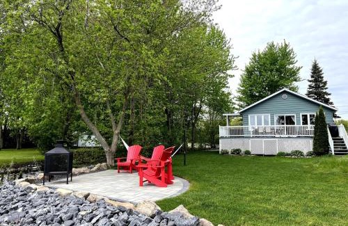 Le Haut-Richelieu Regional County Municipality Ski Chalet | Chalet St-Jean-Sur-Richelieu Waterfront