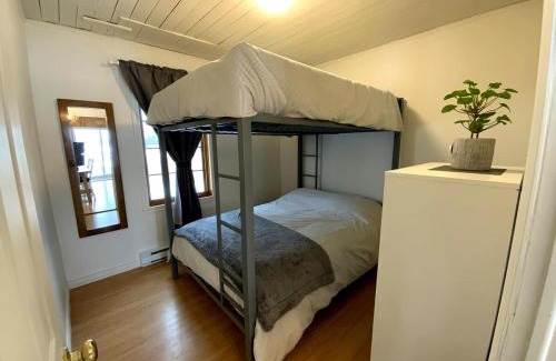 Le Haut-Richelieu Regional County Municipality Ski Chalet | Chalet St-Jean-Sur-Richelieu Waterfront