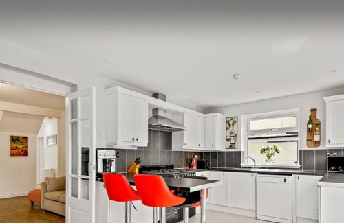 Greenhill House | Chalet style home with large garden and beach hut within 2 minute walk